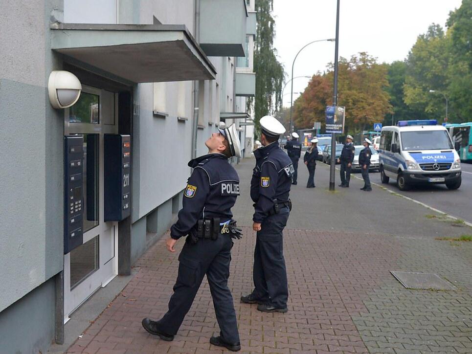 Die Bewohner in der Sperrzone müssen weg - aber nicht machen mit: Die Frankfurter Polizei musste einige Personen, die nicht evakuiert werden sollten, sogar in Gewahrsam nehmen.