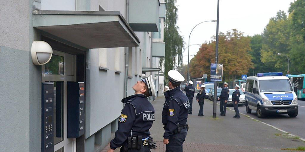Die Bewohner in der Sperrzone müssen weg - aber nicht machen mit: Die Frankfurter Polizei musste einige Personen, die nicht evakuiert werden sollten, sogar in Gewahrsam nehmen.