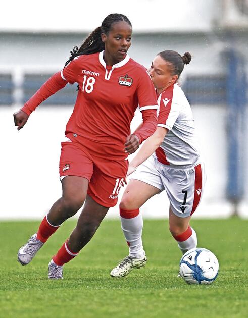 Joy Steck (l.) spielt beim FC Aarau in der Womens Super League und k&ouml;nnte in der A-Nati deb&uuml;tieren.