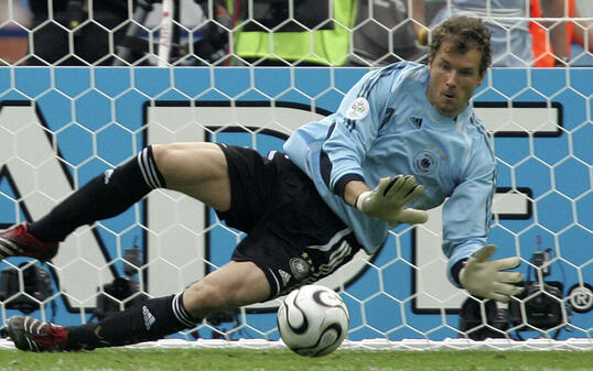 Jens Lehmann hexte Deutschland an der Heim-WM 2006 gegen Argentinien in den Halbfinal. Der Stammkeeper von Arsenal hielt im Penaltyschiessen des Viertelfinalspiels gegen Argentinien - auch dank gütiger Mithilfe eines Spickzettels - zwei Versuche des Gegners