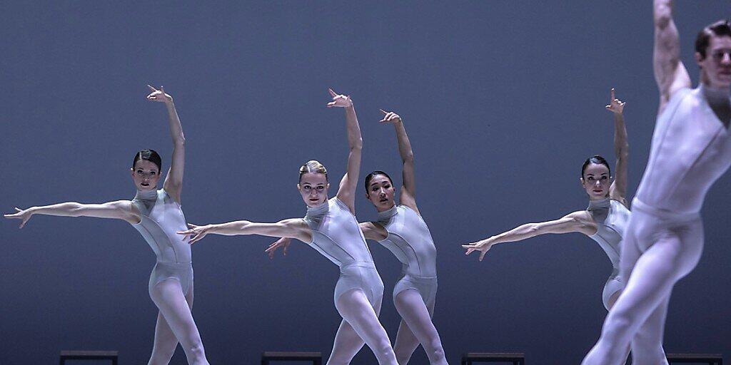 Eine Szene aus "The Second Detail" von William Forsythe - einem von drei Stücken des amerikanischen Choreografen, die das Zürcher Opernhaus als Schweizer Erstaufführungen zeigt. Eine Szene aus "The Second Detail" von William Forsythe - einem von drei Stücken des amerikanischen Choreografen, die das Zürcher Opernhaus als Schweizer Erstaufführungen zeigt.