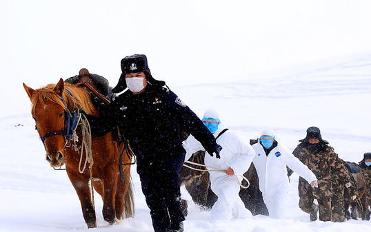 Chinesische Grenzsoldaten versuchen abgelegene Bergdörfer in China über das neuartige Coronavirus zu informieren. (Foto: A RAN/EPA Keystone-SDA)