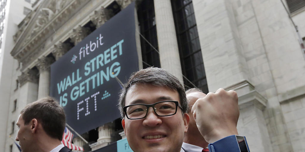 Fitbit-Chef James Park mit einem seiner Produkte am Handgelenk beim Börsengang Mitte Juni. (Archivbild) Fitbit-Chef James Park mit einem seiner Produkte am Handgelenk beim Börsengang Mitte Juni. (Archivbild)