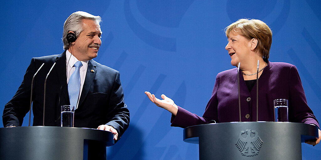 Der argentinische Präsident Alberto Fernandez (links) will zusammen mit seinem Finanzminister, Martín Guzmán, das Angebot der Gläubiger im Rahmen der Umschuldung prüfen. (Im Bild Fernandez mit der deutschen Bundeskanzlerin Angela Merkel anlässlich bilateraler Verhandlungen am 3. Februar 2020)