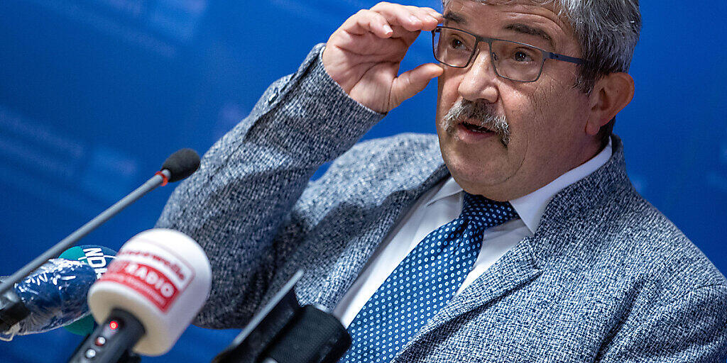 ARCHIV - Lorenz Caffier, Innenminister von Mecklenburg-Vorpommern, ist wegen eines Waffenkaufs bei einem mutmaßlichen Rechtsextremisten zurückgetreten. Foto: Jens Büttner/dpa-Zentralbild/dpa ARCHIV - Lorenz Caffier, Innenminister von Mecklenburg-Vorpommern, ist wegen eines Waffenkaufs bei einem mutmaßlichen Rechtsextremisten zurückgetreten. Foto: Jens Büttner/dpa-Zentralbild/dpa