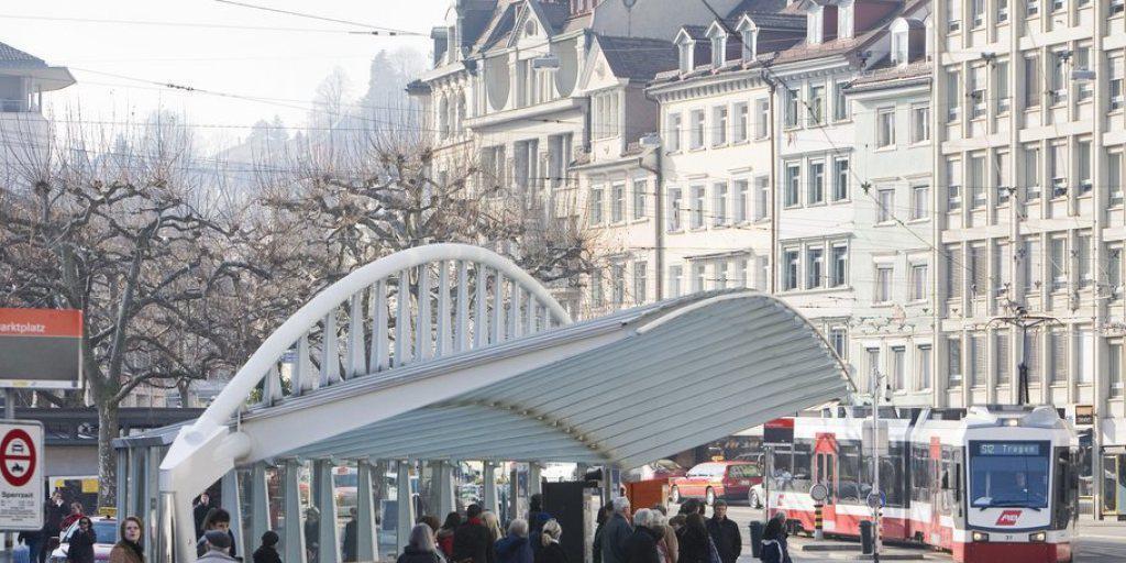 Im Februar 2004 wurde die Bushaltestelle Marktplatz-Bohl in St. Gallen eingeweiht - nun wurde deren Schöpfer Santiago Calatrava mit dem europäischen Architekturpreis geehrt. (Archiv) Im Februar 2004 wurde die Bushaltestelle Marktplatz-Bohl in St. Gallen eingeweiht - nun wurde deren Schöpfer Santiago Calatrava mit dem europäischen Architekturpreis geehrt. (Archiv)