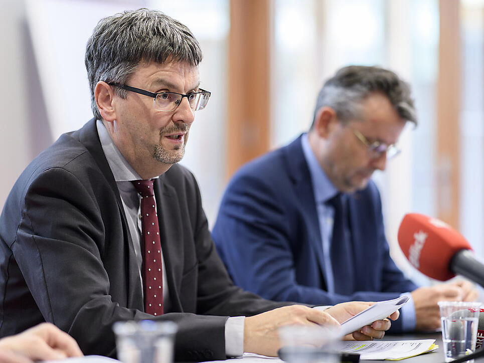 Peter Füglistaler, Direktor des Bundesamtes für Verkehr (BAV), gibt die Eckwerte für die Fernverkehrskonzession bekannt. Die SBB soll ihr Monopol verlieren.