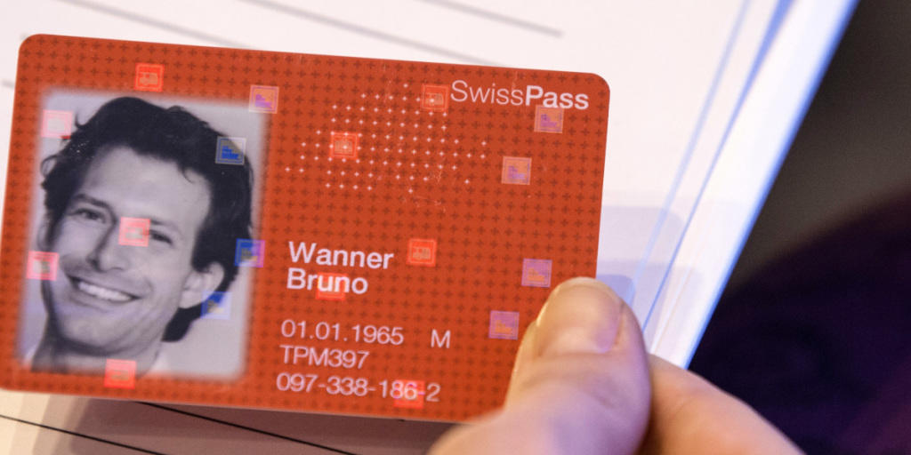 Mitarbeitende der SBB und des öffentlichen Verkehrs erhalten erst einen SwissPass, wenn alle Kundinnen und Kunden auf das neue System umgestellt sind. (Symbolbild)
