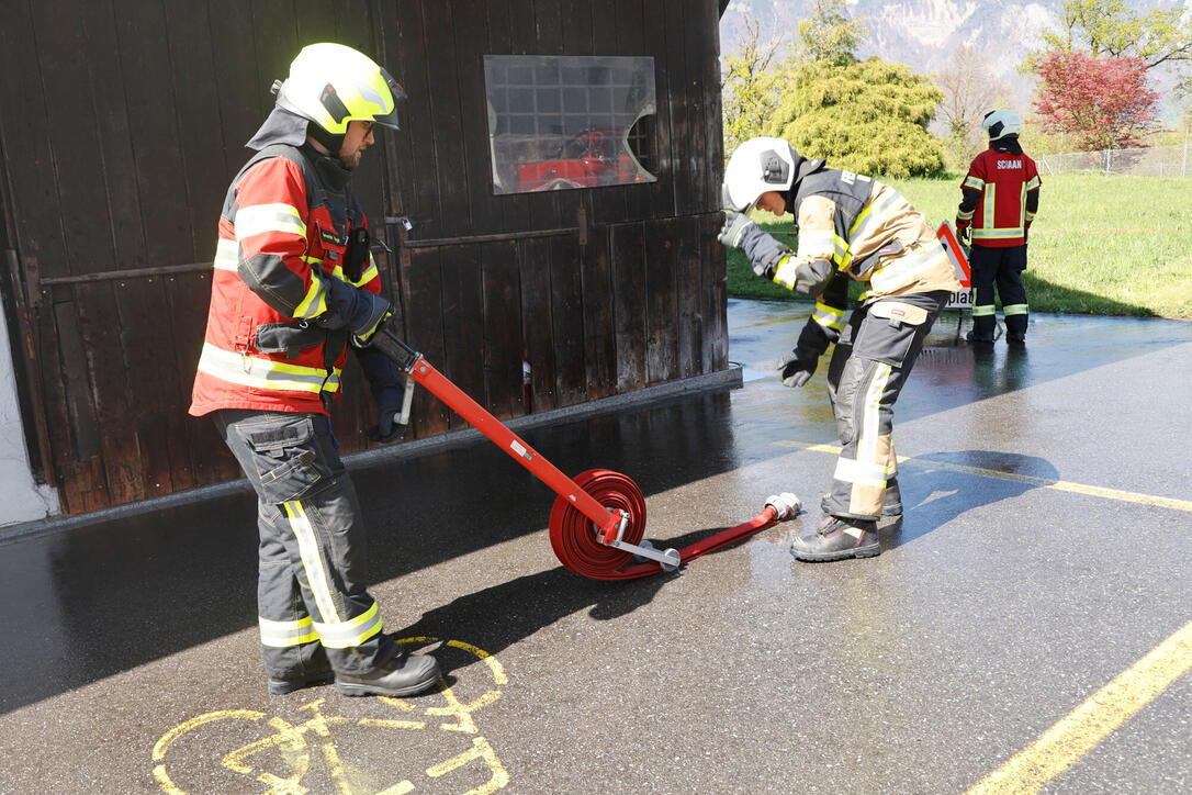 Schluss&uuml;bung beim Kurs f&uuml;r neue Feuerwehrleute beim "Restaurant L&ouml;wen&raquo; in Gamprin-Bendern.