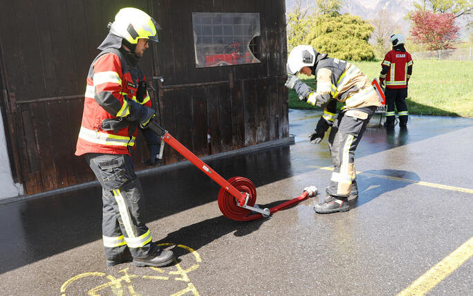 Schluss&uuml;bung beim Kurs f&uuml;r neue Feuerwehrleute beim "Restaurant L&ouml;wen&raquo; in Gamprin-Bendern.