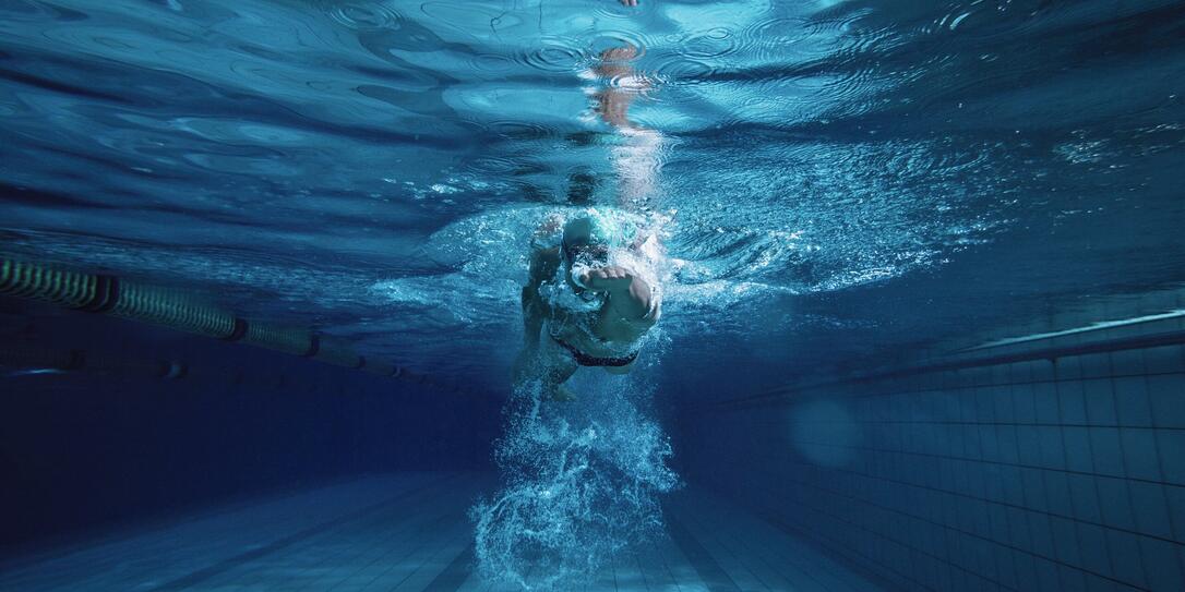 Fit swimmer training by himself