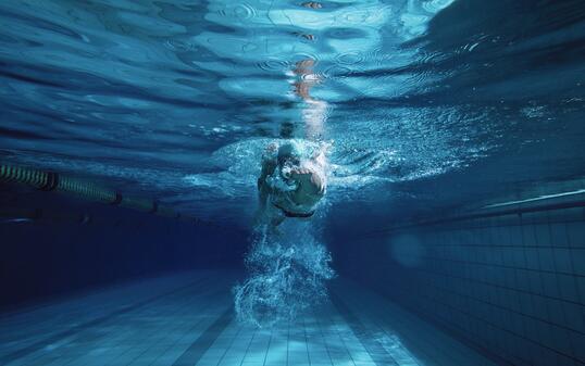 Fit swimmer training by himself