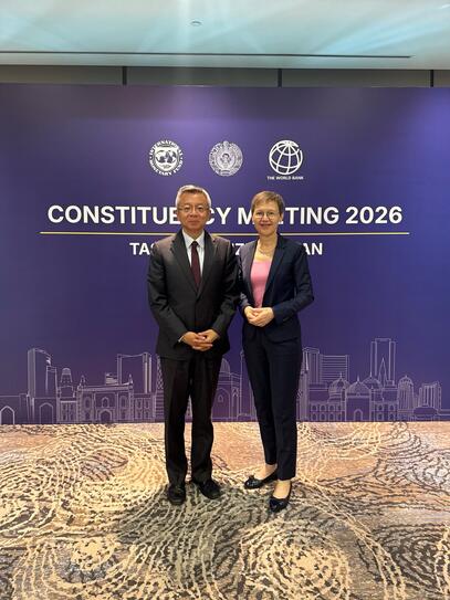 Bo Li, stellvertretender Managing Director des IWF und Regierungschefin Brigitte Haas im Rahmen des Ministertreffens der IWF Stimmrechtsgruppe in Usbekistan.