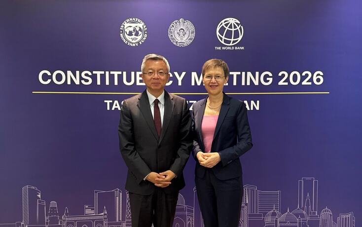 Bo Li, stellvertretender Managing Director des IWF und Regierungschefin Brigitte Haas im Rahmen des Ministertreffens der IWF Stimmrechtsgruppe in Usbekistan.