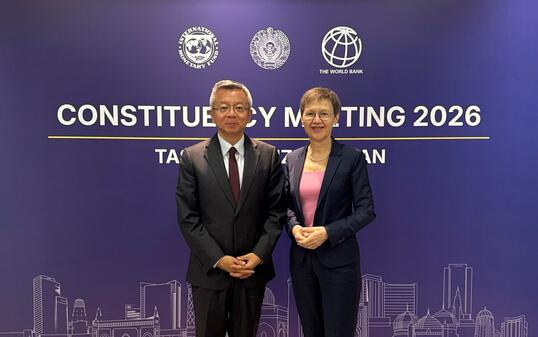 Bo Li, stellvertretender Managing Director des IWF und Regierungschefin Brigitte Haas im Rahmen des Ministertreffens der IWF Stimmrechtsgruppe in Usbekistan.