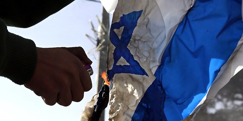 Bei Protesten vor der US-Botschaft in Berlin verbrannten Demonstranten israelische Flaggen. (Symbolbild)
