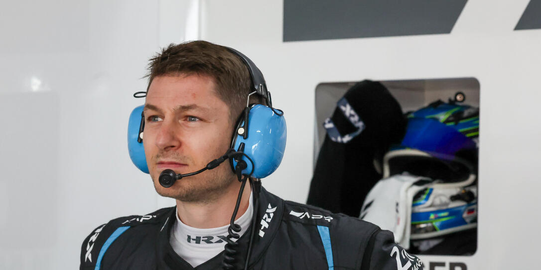 Matthias Kaiser verfolgt, was seine Teamkollegen auf der Rennstrecke abliefern.