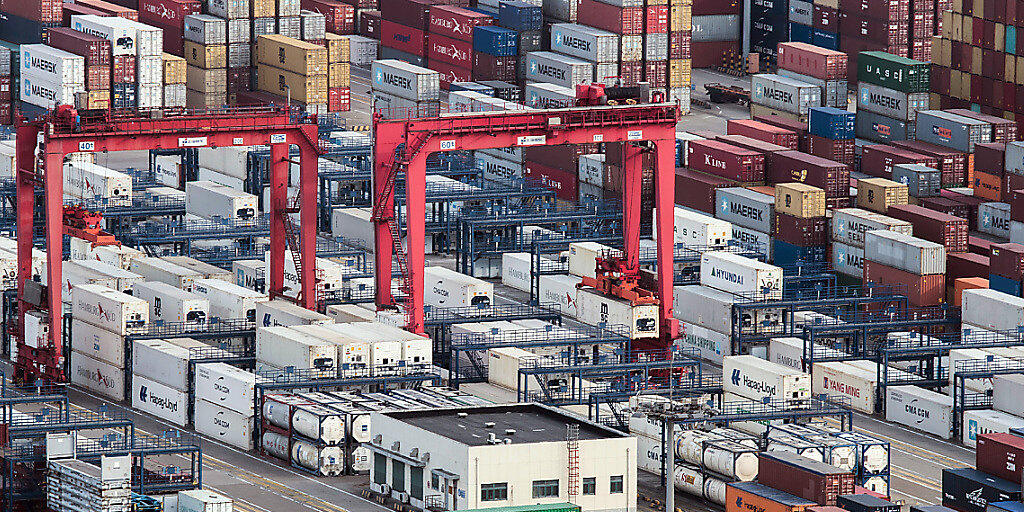 Die chinesischen Exporte sind eingebrochen: Ein Lastwagen am Hafen Yangshan in Shanghai (Archivbild).