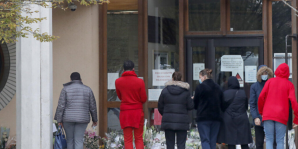 Schüler gedenken vor einer Schule dem Lehrer, der bei einer mutmaßlich terroristisch motivierten Tat ermordet wurde. Foto: Michel Euler/AP/dpa Schüler gedenken vor einer Schule dem Lehrer, der bei einer mutmaßlich terroristisch motivierten Tat ermordet wurde. Foto: Michel Euler/AP/dpa