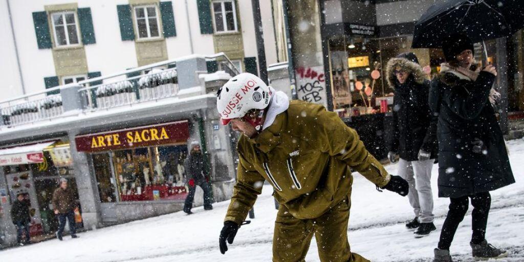 In Lausanne gab es so viel Schnee, dass sogar eine kleine Snowboard-Abfahrt durch die Stadt möglich war.