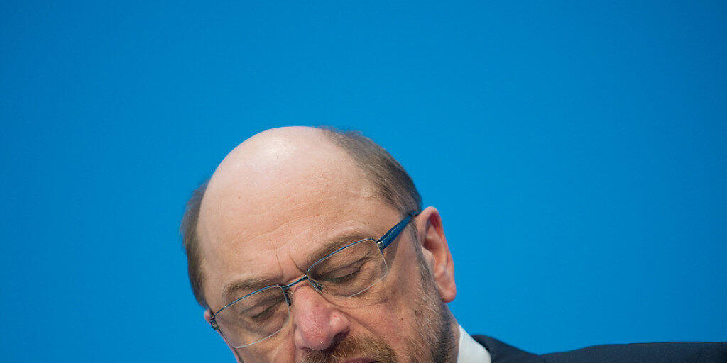 SPD-Chef Martin Schulz verzichtet auf das Amt des Aussenministers in einer neuen grossen Koalition. Schulz erklärte am Freitag in Berlin, er sehe durch die Diskussion um seine Person den Erfolg des SPD-Mitgliedervotums über den Koalitionsvertrag gefährdet. (Archivbild)