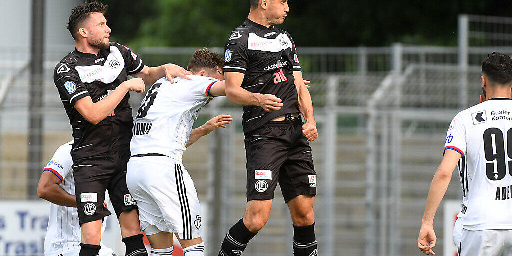 Lugano überragt Basel: Fabio Daprelà kommt vor Silvan Widmer an den Ball Lugano überragt Basel: Fabio Daprelà kommt vor Silvan Widmer an den Ball