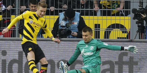 Marco Reus im Duell mit Schalke-Goalie Timon Wellenreuther Marco Reus im Duell mit Schalke-Goalie Timon Wellenreuther