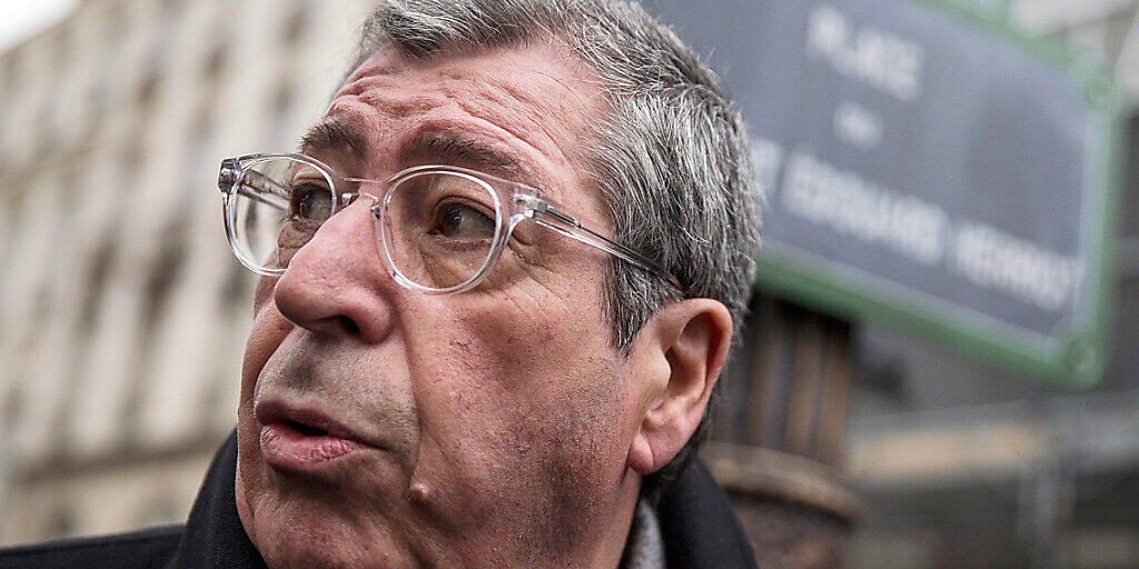 ARCHIV - Der damalige französische Abgeordnete Patrick Balkany nimmt an einem Protest vor dem französischen Parlament teil. Der langjährige Bürgermeister des noblen Pariser Vororts Levallois-Perret ist von einem Berufungsgericht erneut zu einer mehrjährigen Haftstrafe verurteilt worden. (zu dpa «Französischer Politiker Balkany in Berufung zu Haftstrafe verurteilt») Foto: Etienne Laurent/epa/dpa