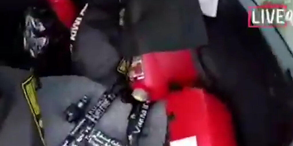 Der Anschlag auf zwei Moscheen im neuseeländischen Christchurch mit 51 Toten im März filmte der Täter mit einer Helmkamera. Er übertrug das Video seiner Tat live im Internet über Facebook. (Archivbild) Der Anschlag auf zwei Moscheen im neuseeländischen Christchurch mit 51 Toten im März filmte der Täter mit einer Helmkamera. Er übertrug das Video seiner Tat live im Internet über Facebook. (Archivbild)