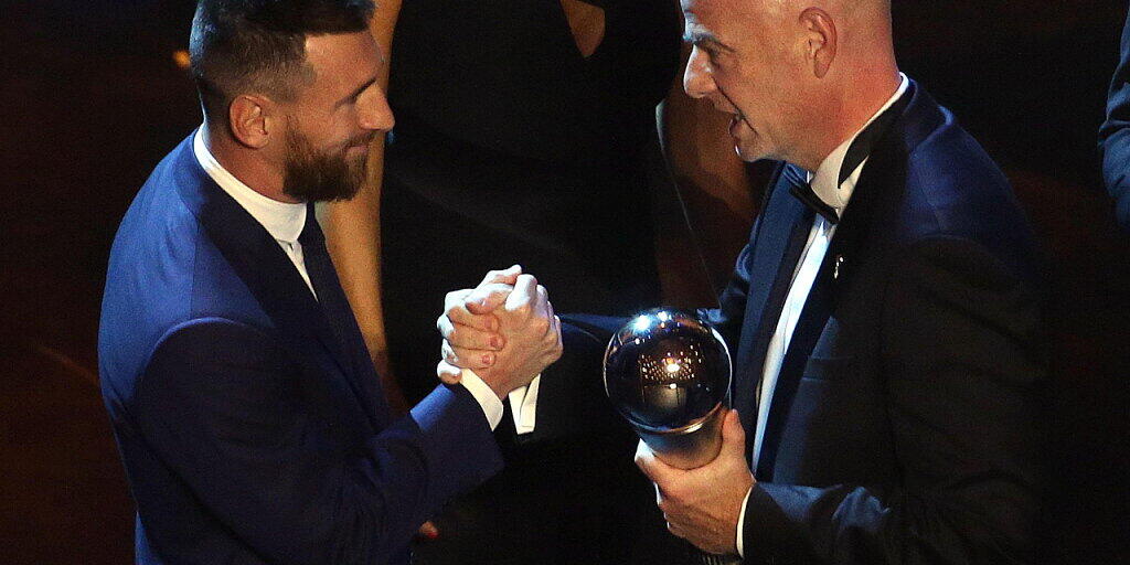 FIFA-Präsident Gianni Infantino überreicht Lionel Messi die Trophäe für den Weltfussballer 2019 FIFA-Präsident Gianni Infantino überreicht Lionel Messi die Trophäe für den Weltfussballer 2019