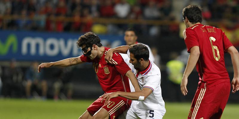 Omnipräsent und Torschütze zum 2:1 für Spanien: Cesc Fabregas (li.) wehrt sich gegen Costa Ricas Giancarlo Gonzalez