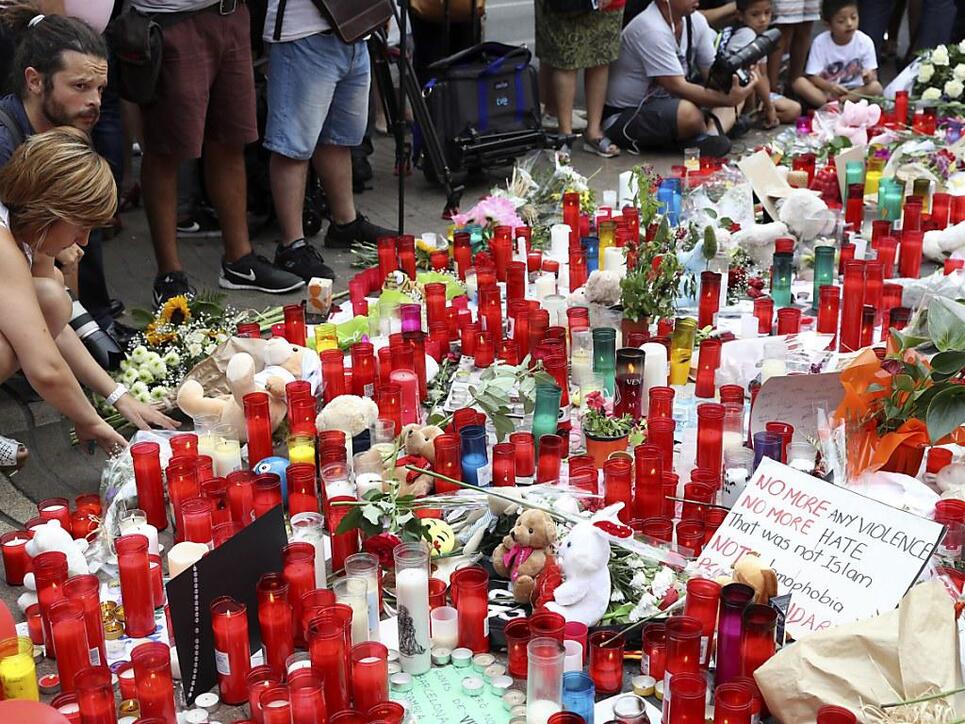Blumen für die Opfer der Anschläge von Barcelona und Cambrils. Eine beim Anschlag in Barcelona verletzte Deutsche ist im Spital gestorben. (Archivbild)