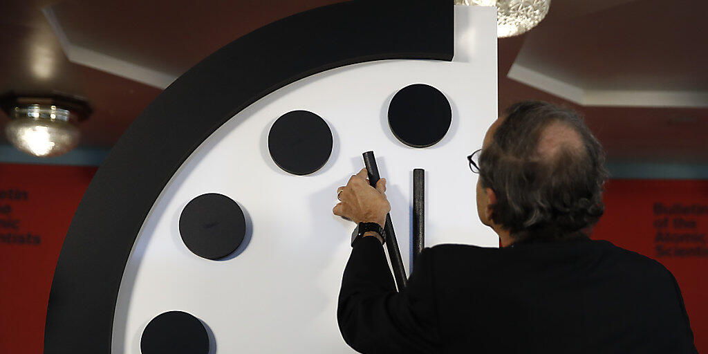 Zwei vor zwölf ist es nach Einschätzung von Wissenschaftlern, was die Gefahr eines Atomkrieges oder einer Klimakatastrophe betrifft. Im Bild die so genannte Doomsday Clock in Washington.