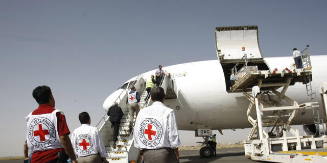 IKRK-Mitarbeiter nehmen in Sanaa die Hilfsgüter in Empfang IKRK-Mitarbeiter nehmen in Sanaa die Hilfsgüter in Empfang