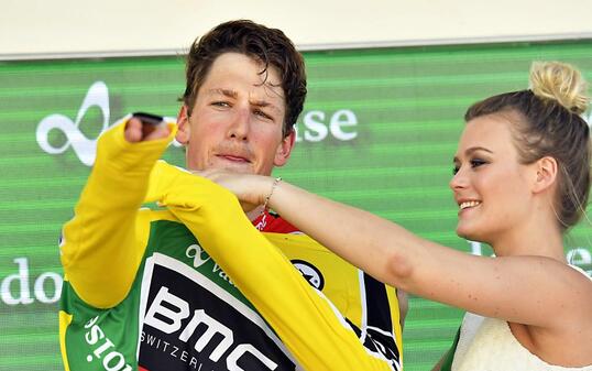 Stefan Küng wird bei seiner ersten Tour-de-Suisse-Teilnahme auch gleich ins Maillot jaune eingekleidet