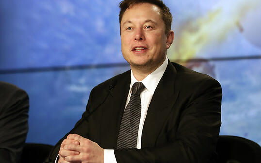 ARCHIV - Elon Musk, Chef von Tesla und SpaceX, spricht auf einer Pressekonferenz nach einem Testflug einer «Falcon 9»-Rakete. Foto: John Raoux/AP/dpa