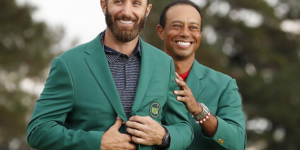 Der grosse Moment: Vorjahressieger Tiger Woods hat Dustin Johnson ins Green Jacket des Masters-Champions eingekleidet