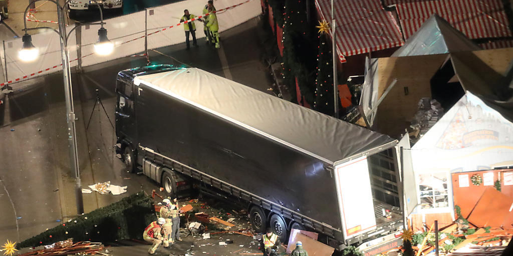 Die Polizei untersucht das abgesperrte Areal um den Weihnachtsmarkt an der Gedächtniskirche in Berlin.Bei einem möglichen Anschlag mit einem Lastwagen auf einem Weihnachtsmarkt sind nach Angaben der Feuerwehr zwölf Menschen getötet worden. Daneben gebe es mindestens 50 Verletzte. Die Polizei untersucht das abgesperrte Areal um den Weihnachtsmarkt an der Gedächtniskirche in Berlin.Bei einem möglichen Anschlag mit einem Lastwagen auf einem Weihnachtsmarkt sind nach Angaben der Feuerwehr zwölf Menschen getötet worden. Daneben gebe es mindestens 50 Verletzte.