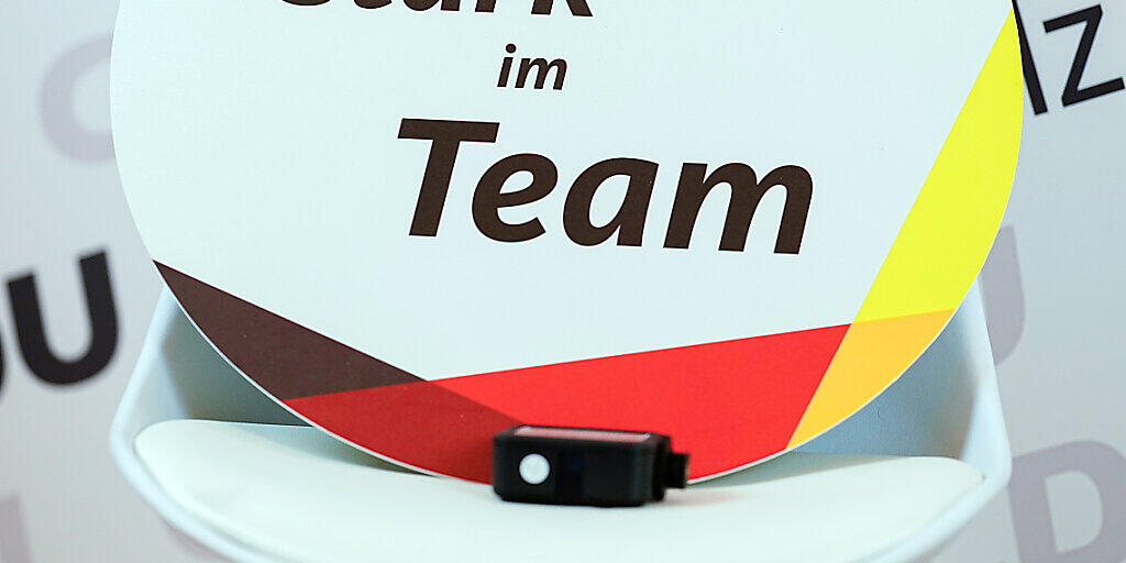 ARCHIV - Ein Schild mit der Aufschrift «#Stark im Team» steht bei einem CDU-Landesparteitag. Für den Kompromiss zur Einführung einer schrittweisen verbindlichen Frauenquote von 50 Prozent hat es eine breite Mehrheit gegeben. Foto: Uwe Anspach/dpa