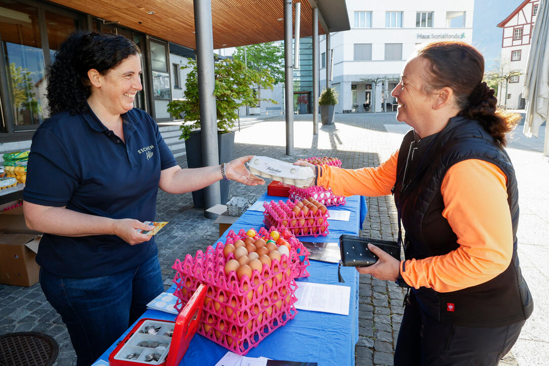 Karfreitagseierverkauf auf dem Dorfplatz von Eschen