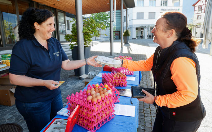 Karfreitagseierverkauf auf dem Dorfplatz von Eschen