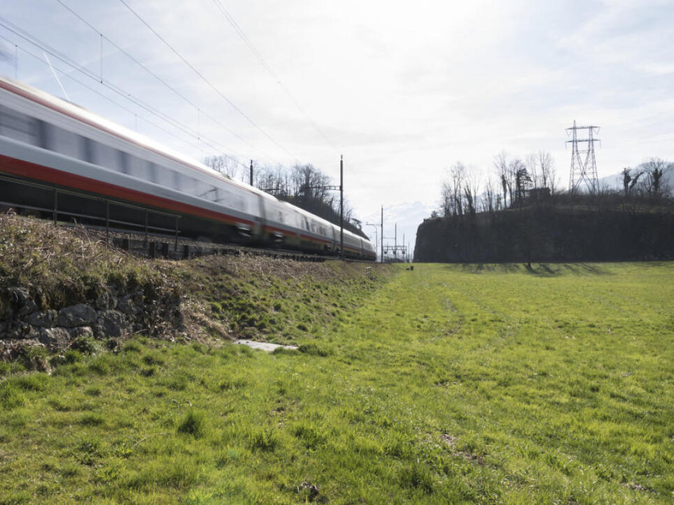 Ein von Alstom gebauter Neigezug des Modells ETR 610 durchf&auml;hrt den Kanton Schwyz. (Archiv)