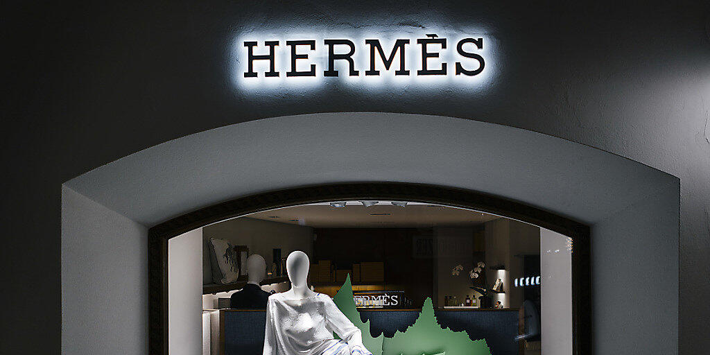 Der Handelskonflikt zwischen China und den USA hat keine Spuren im Geschäft des französischen Luxusmodeherstellers Hermes hinterlassen. Im Bild ein Schaufenster des Hermes-Shops in St. Moritz. (Archivbild)