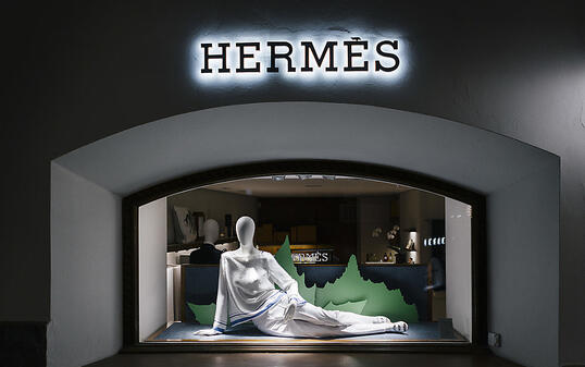 Der Handelskonflikt zwischen China und den USA hat keine Spuren im Geschäft des französischen Luxusmodeherstellers Hermes hinterlassen. Im Bild ein Schaufenster des Hermes-Shops in St. Moritz. (Archivbild)