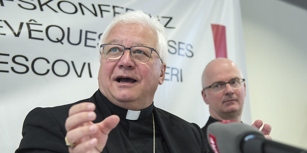 Bischof Markus Büchel (l.), Präsident der Schweizer Bichofskonferenz, und sein designierter Nachfolger als SBK-Präsident, Bischof Charles Morerod.