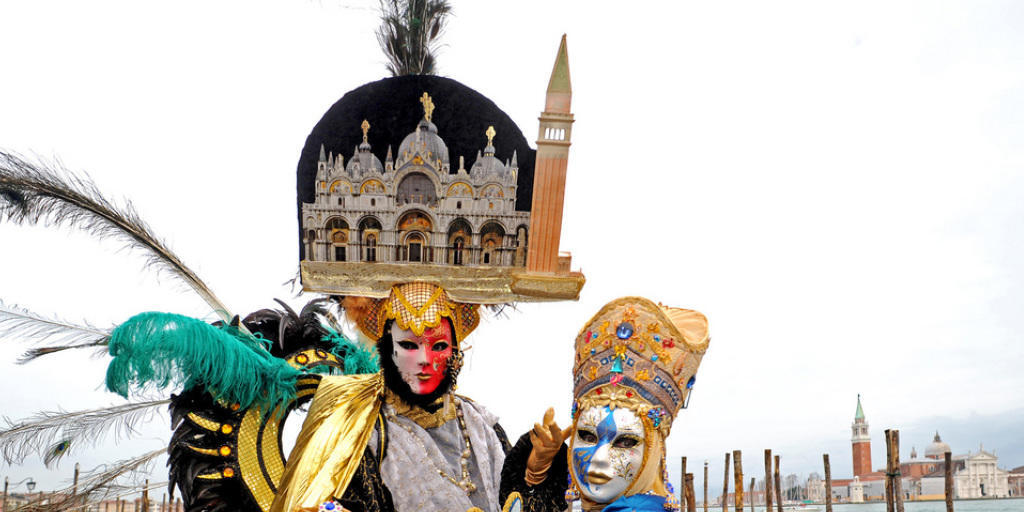Mit farbenfrohen Masken, Kostümen und Musik verwandelte sich Venedig wieder in den Schauplatz für eine der berühmtesten Karnevalsfeiern der Welt (Archiv).