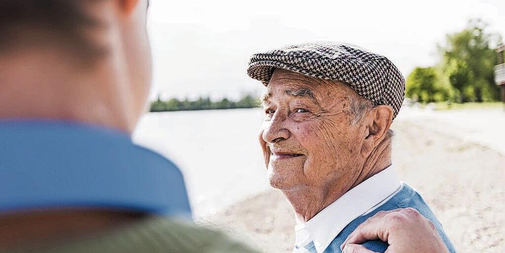 laecheln,Enkel,Grossvater,Mensch,Familie,Enkelkind,Grosseltern,gluecklich,Portrait,Senior,Glueck,Erwachsener,Mann,Generationen,entspannt,Freude,Liebe,Naehe,Zufriedenheit,Stolz,Freizeit,Gemeinsam,Harmonie,Vertrauen,Zusammengehoerigkeit,Dankbarkeit,Himmel,Au