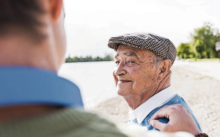 laecheln,Enkel,Grossvater,Mensch,Familie,Enkelkind,Grosseltern,gluecklich,Portrait,Senior,Glueck,Erwachsener,Mann,Generationen,entspannt,Freude,Liebe,Naehe,Zufriedenheit,Stolz,Freizeit,Gemeinsam,Harmonie,Vertrauen,Zusammengehoerigkeit,Dankbarkeit,Himmel,Au