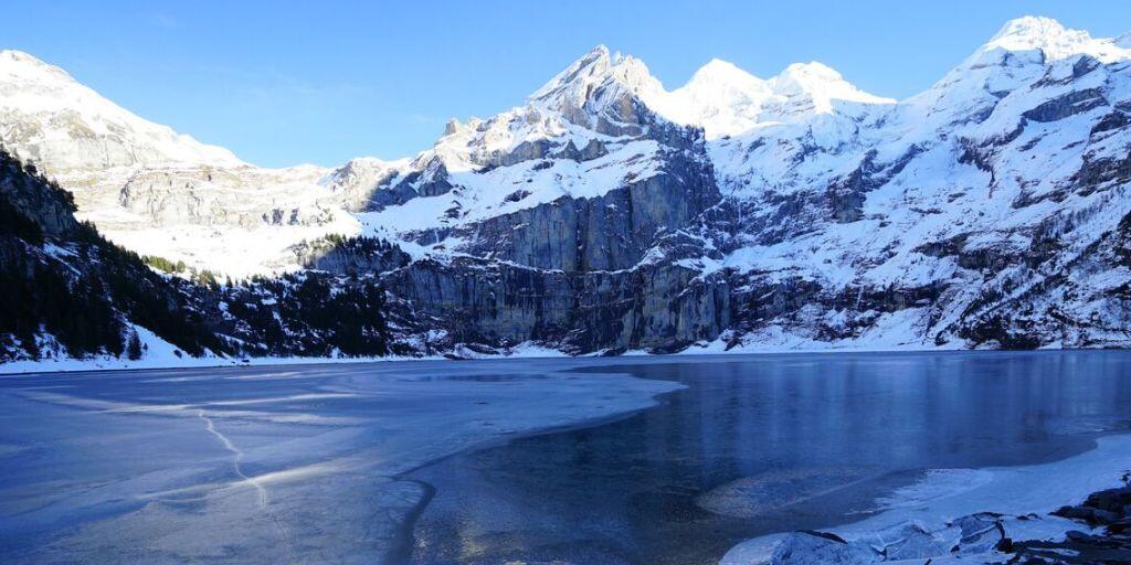 Wintermärchenlandschaft: Auf dem Oeschinensee im Berner Kandertal kann man seit Samstagmorgen wieder Eislaufen.