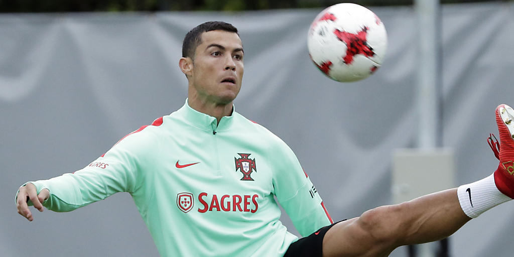 Ihn wollen die Chilenen im Halbfinal gegen Portugal so gut wie möglich in den Griff kriegen: Portugals Superstar Cristiano Ronaldo Ihn wollen die Chilenen im Halbfinal gegen Portugal so gut wie möglich in den Griff kriegen: Portugals Superstar Cristiano Ronaldo